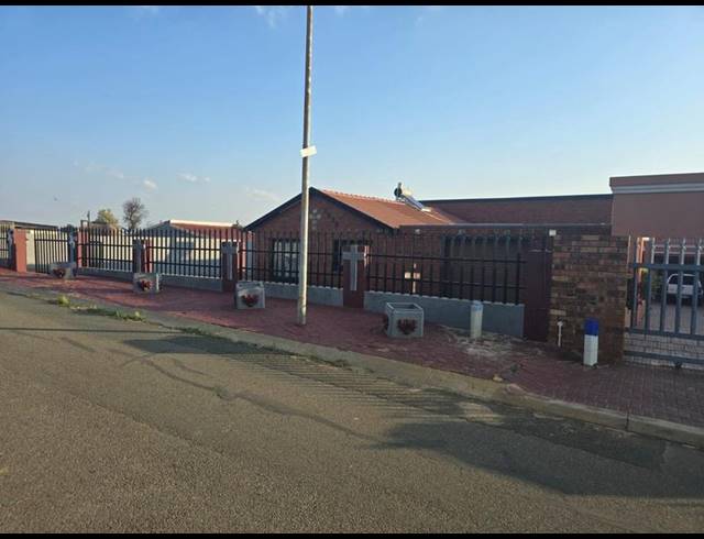 4 BEDROOM HOUSE FOR SALE IN LENASIA SOUTH